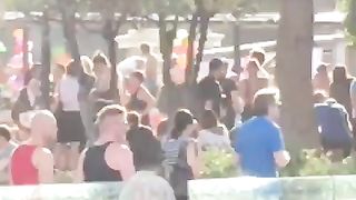 Scopano davanti a tutti durante una manifestazione