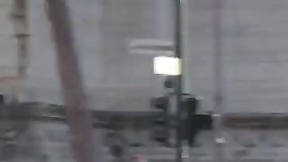 Scopano davanti a tutti durante una manifestazione