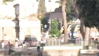 Scopano davanti a tutti durante una manifestazione