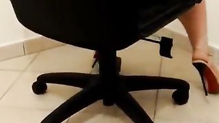 A gambe aperte in ufficio solo per voi...