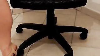 A gambe aperte in ufficio solo per voi...