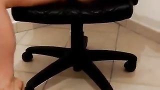 A gambe aperte in ufficio solo per voi...