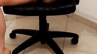 A gambe aperte in ufficio solo per voi...