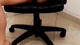 A gambe aperte in ufficio solo per voi...