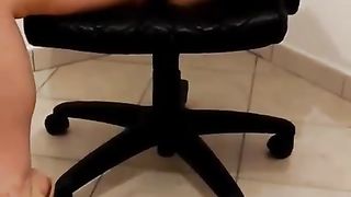 A gambe aperte in ufficio solo per voi...