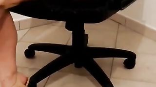 A gambe aperte in ufficio solo per voi...