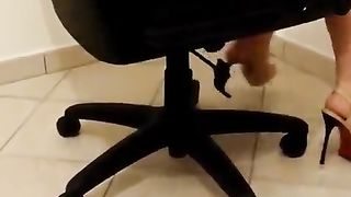 A gambe aperte in ufficio solo per voi...