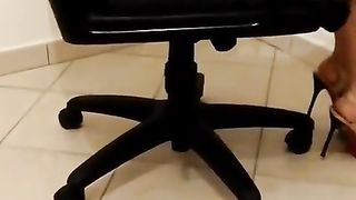 A gambe aperte in ufficio solo per voi...