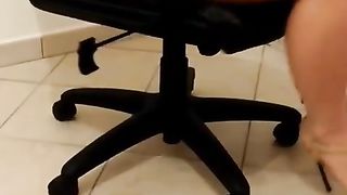 A gambe aperte in ufficio solo per voi...