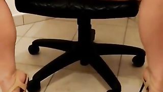 A gambe aperte in ufficio solo per voi...