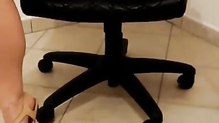 A gambe aperte in ufficio solo per voi...