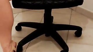 A gambe aperte in ufficio solo per voi...