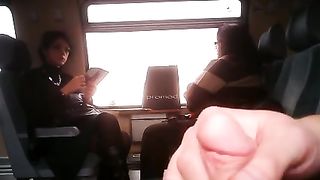 Lo tiro fuori davanti a 2 italiane sul treno