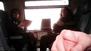 Anteprima del video: Lo tiro fuori davanti a 2 italiane sul treno