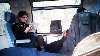 Lo tiro fuori davanti a 2 italiane sul treno