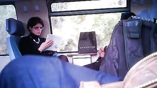 Lo tiro fuori davanti a 2 italiane sul treno