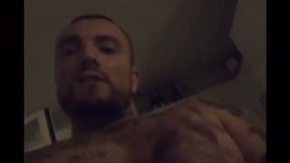 Gue Pequeno si sega su Instagram