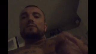 Gue Pequeno si sega su Instagram