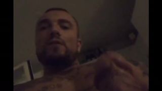 Gue Pequeno si sega su Instagram