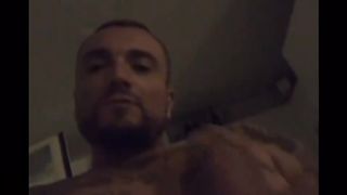 Gue Pequeno si sega su Instagram