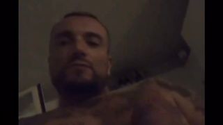 Gue Pequeno si sega su Instagram