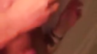 Sbocchina il cazzo del suo bull e si fa sborrare