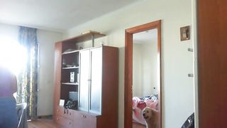 Faccio le pulizie in topless...che ne dite ?