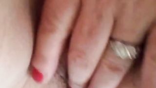 Amica di chat si sditalina per me