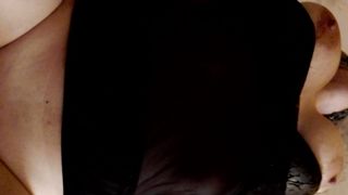 Arianna la porca gode legata con la zucchina !