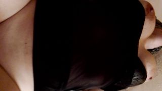 Arianna la porca gode legata con la zucchina !