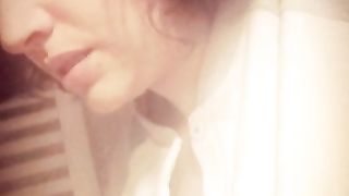 Anteprima del video: Stefania da Milano si sditalina di primo mattino