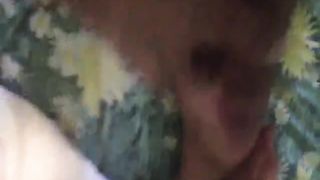 Che bello sborrare sui piedini di mia moglie