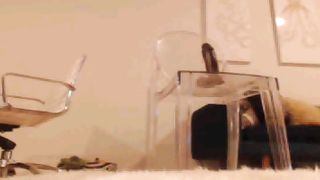 Francese tettona si masturba con un dildo nero