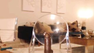 Francese tettona si masturba con un dildo nero