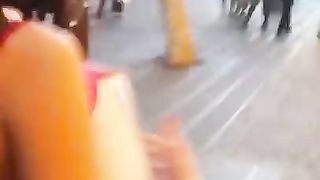 Serena Rinaldi mezza nuda per le strade di Napoli