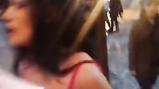 Serena Rinaldi mezza nuda per le strade di Napoli