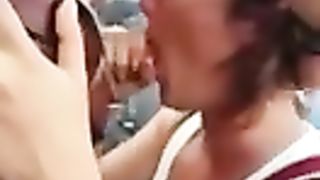 Ragazza spompina uno sconosciuto a un concerto