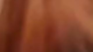 Ragazza spompina uno sconosciuto a un concerto