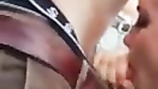 Ragazza spompina uno sconosciuto a un concerto