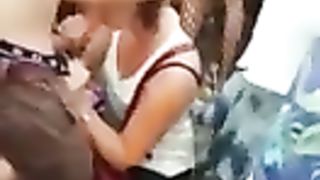Ragazza spompina uno sconosciuto a un concerto
