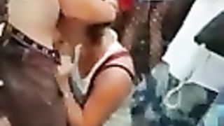 Ragazza spompina uno sconosciuto a un concerto