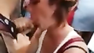 Ragazza spompina uno sconosciuto a un concerto