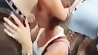 Ragazza spompina uno sconosciuto a un concerto