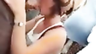 Ragazza spompina uno sconosciuto a un concerto