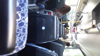 Anteprima del video: Lo tiro fuori sull'autobus