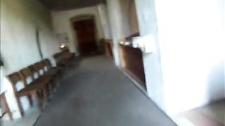 Tettona si masturba in chiesa durante la messa