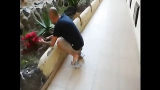 Mio marito non c'è e io mi scopo il giardiniere