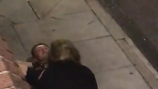 Cicciona fa pompino in strada di notte