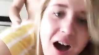 Biondina si fa sbattere di brutto dal suo amico