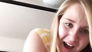 Biondina si fa sbattere di brutto dal suo amico